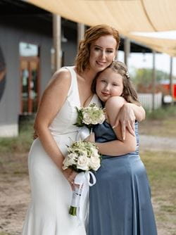 A bride and her young daughter posed for the camera. 